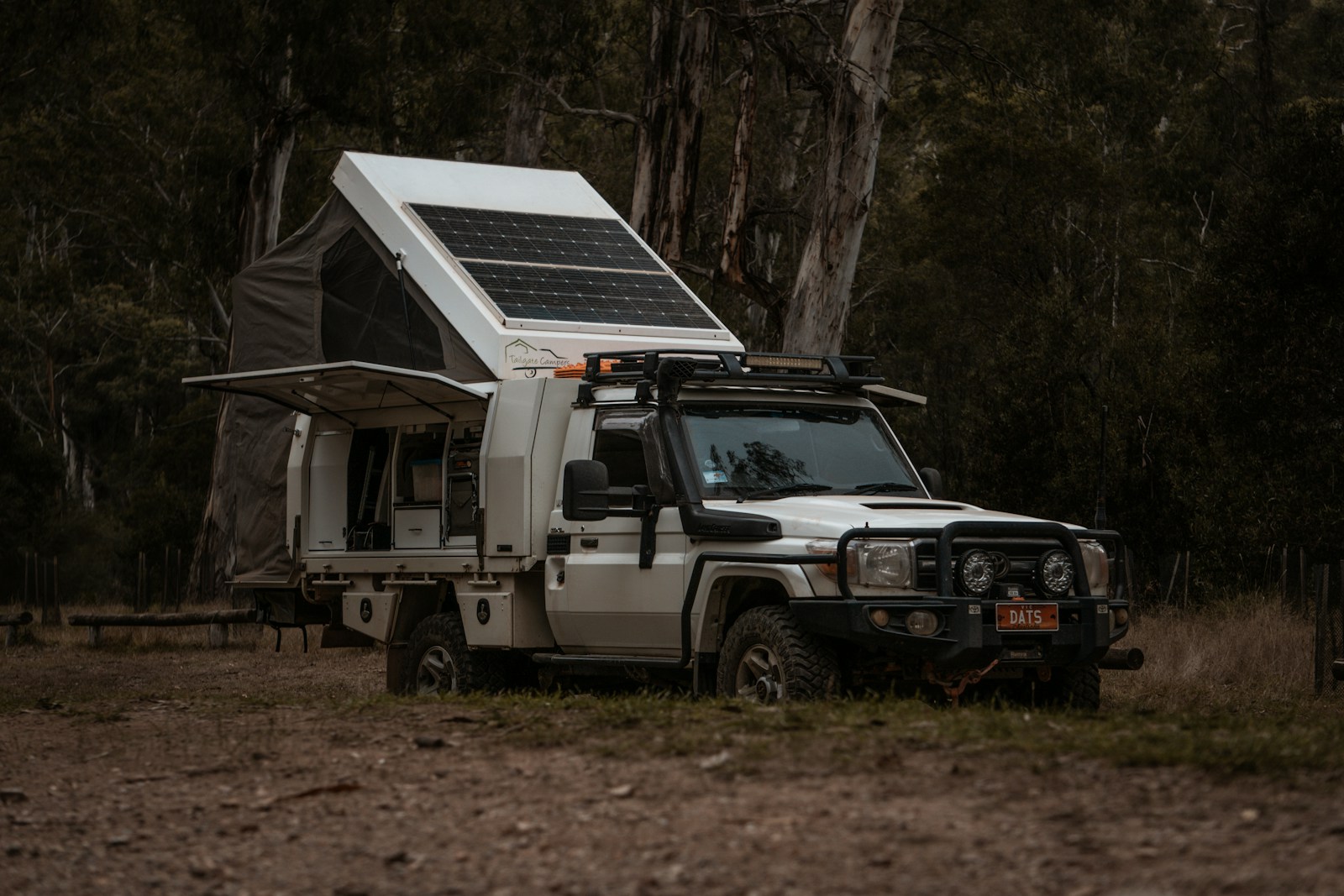 Camper-Fahrzeug mit Solarpanel auf dem Dach